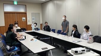 ココア勉強会の様子。最初に代表があいさつをしています。