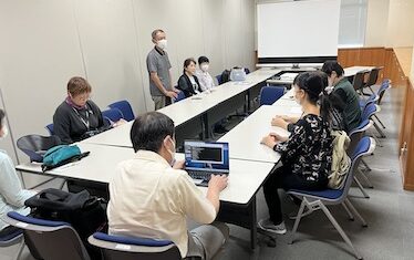 ココア勉強会の様子。受講者２人、サポーター４人が参加しています。